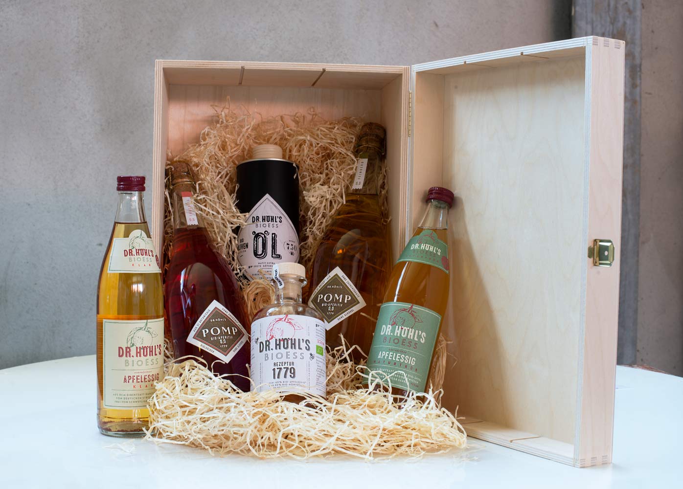 beispiel genuss box aus holz mit bio spezialitäten aus frankfurt