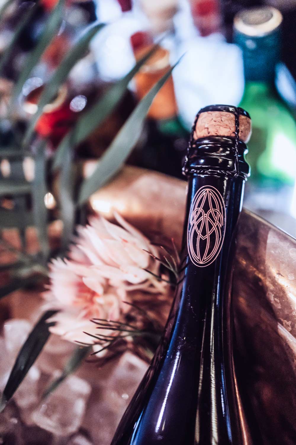 pomp rose flasche detail individuelles etikett für roomers hotel