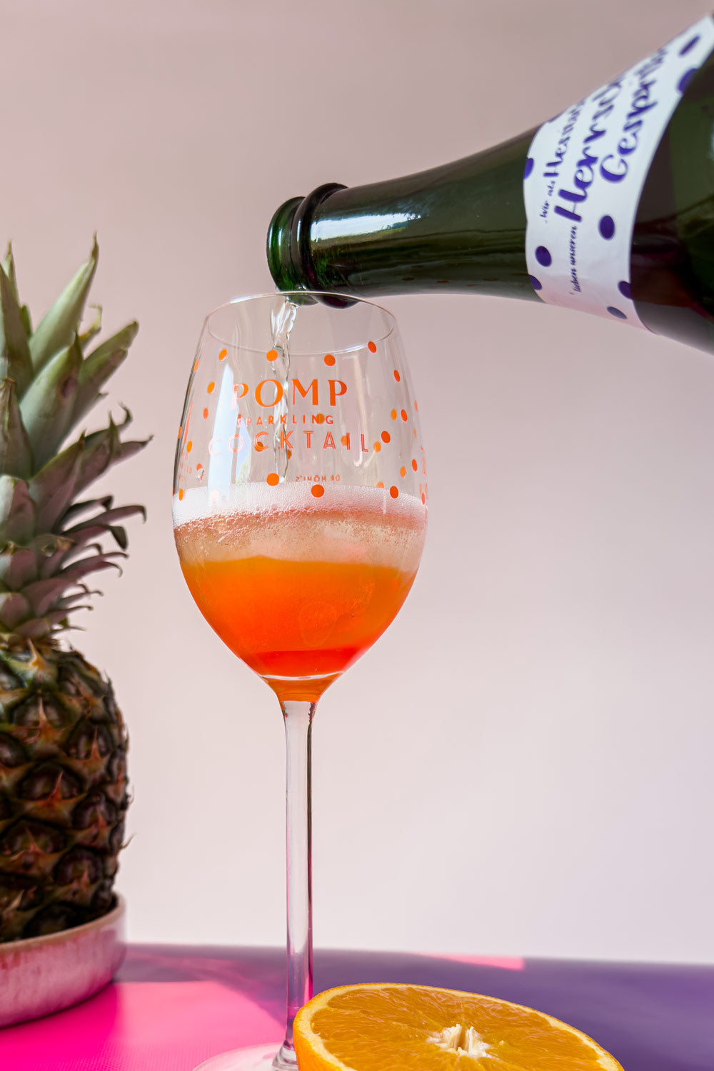 glas aperol das gerade mit sprudelndem sekt aufgegossen wird