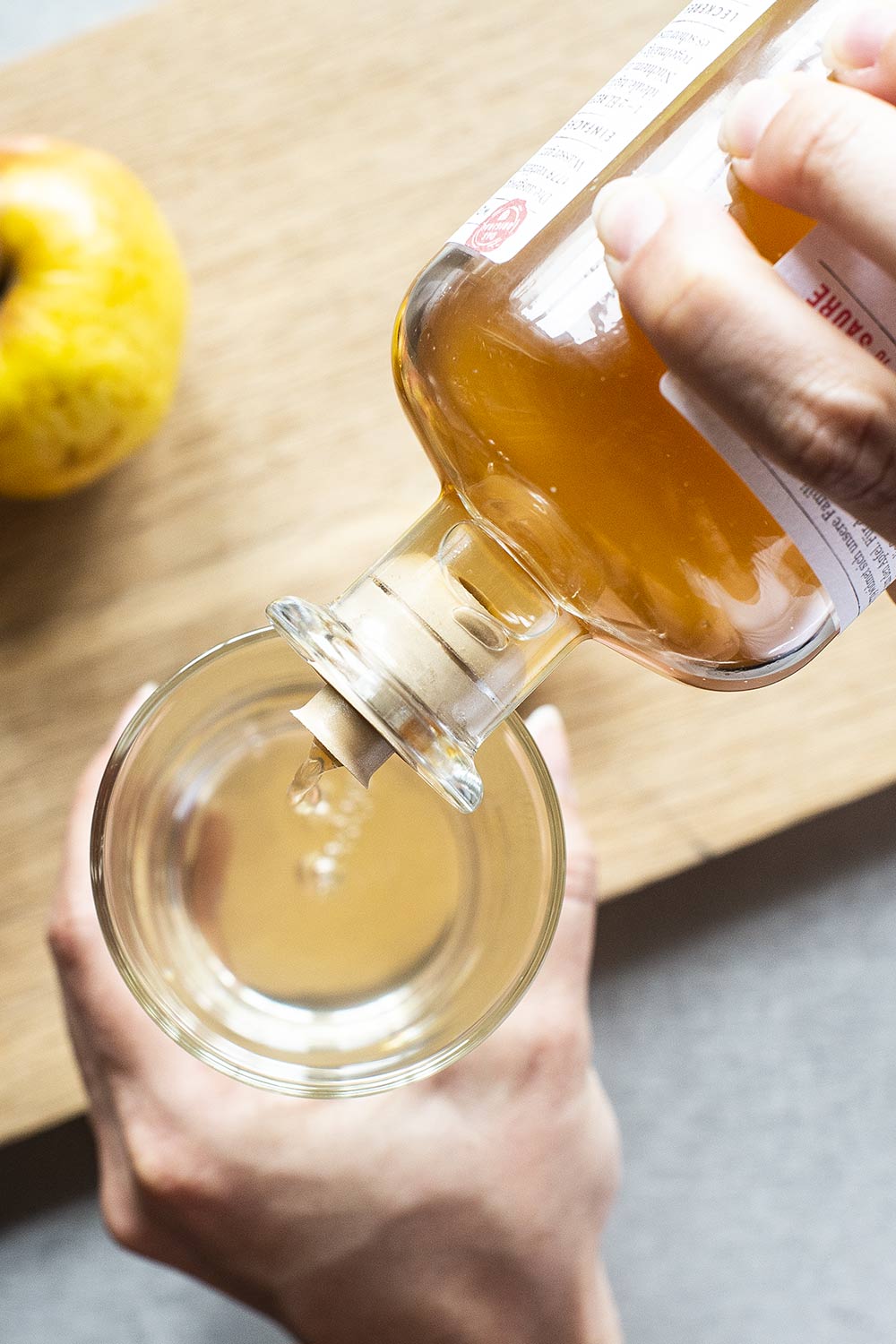 apfelessig flasche mit dosierhilfe zum tropffreien einschenken