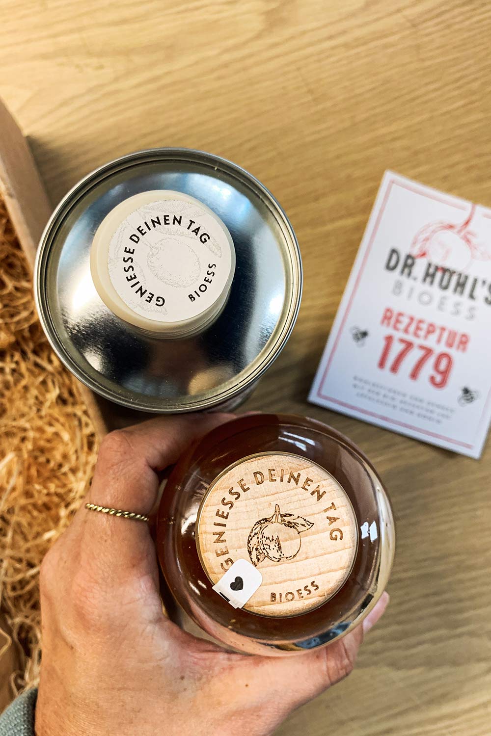 hübsches bio gourmet geschenkset mit essig und öl verpackt in holzwolle und kraftkarton