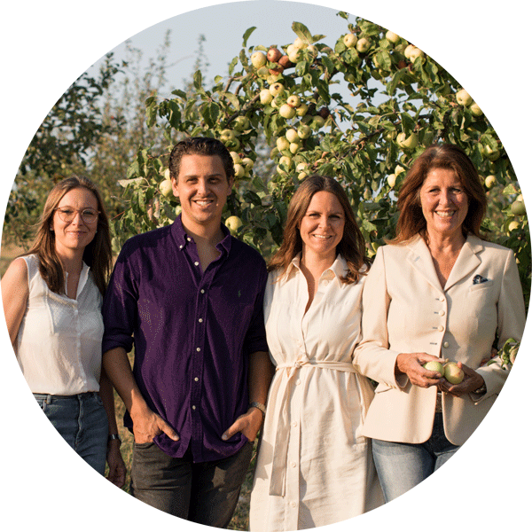 Familie Dr. Höhl's Team auf der Streuobstwiese im Spätsommer