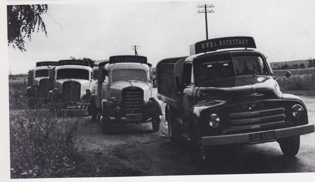 altes schwarz weiß foto mit höhl hochstadt opel lieferwagen aus den 1950er jahren