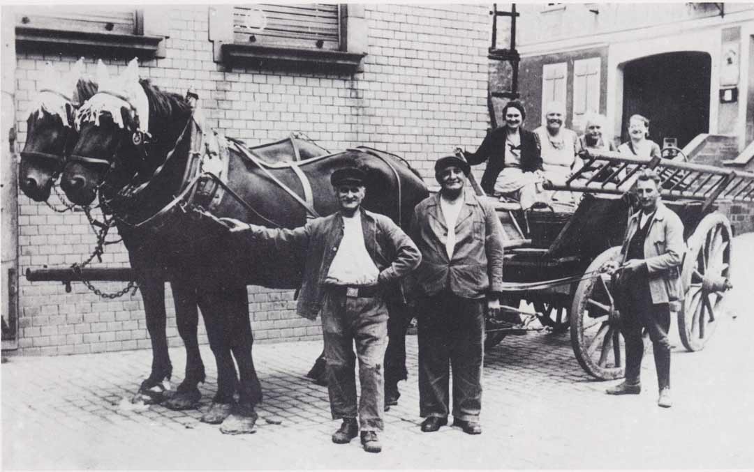 altes foto mit den vorfahren der heutigen familie höhl auf einem erntewagen 