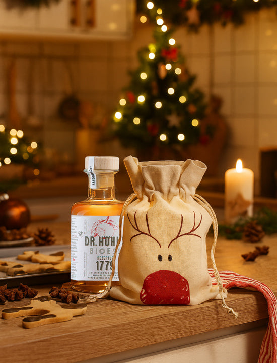 gourmet essig geschenk mit geschenkäsckchen in einer weihnachtlich geschmückten küche