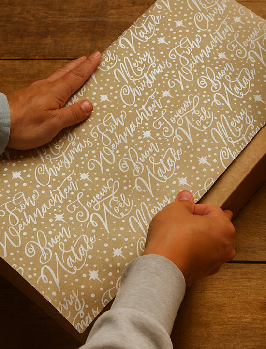 natürliches graspapier geschenkpapier mit weihnachtlicher typo mit weißer lack schrift veredelt