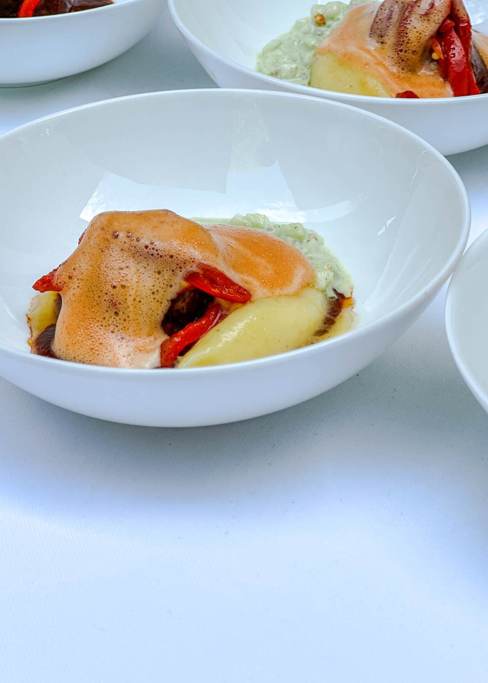 gourmet gulasch mit schupfnudeln paprikaschaum und in essig eingelegten senfsamen