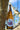 eine flasche gourmet apfelsaft mit kunst etikett auf einem streuobstwiesenbaum stehend