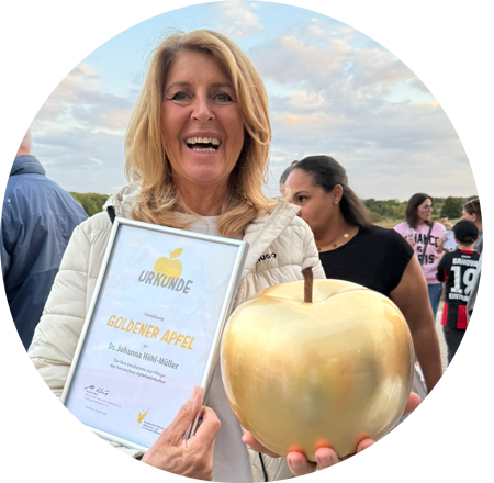 Dr Johanna Höhl Müller erhält die Auszeichnung Goldener Apfel