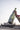 leere sektflasche mit holografischen stickern vor der skyline