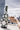 magnum flasche pomp mit stickern vor der frankfurter skyline und einem glas mit rose
